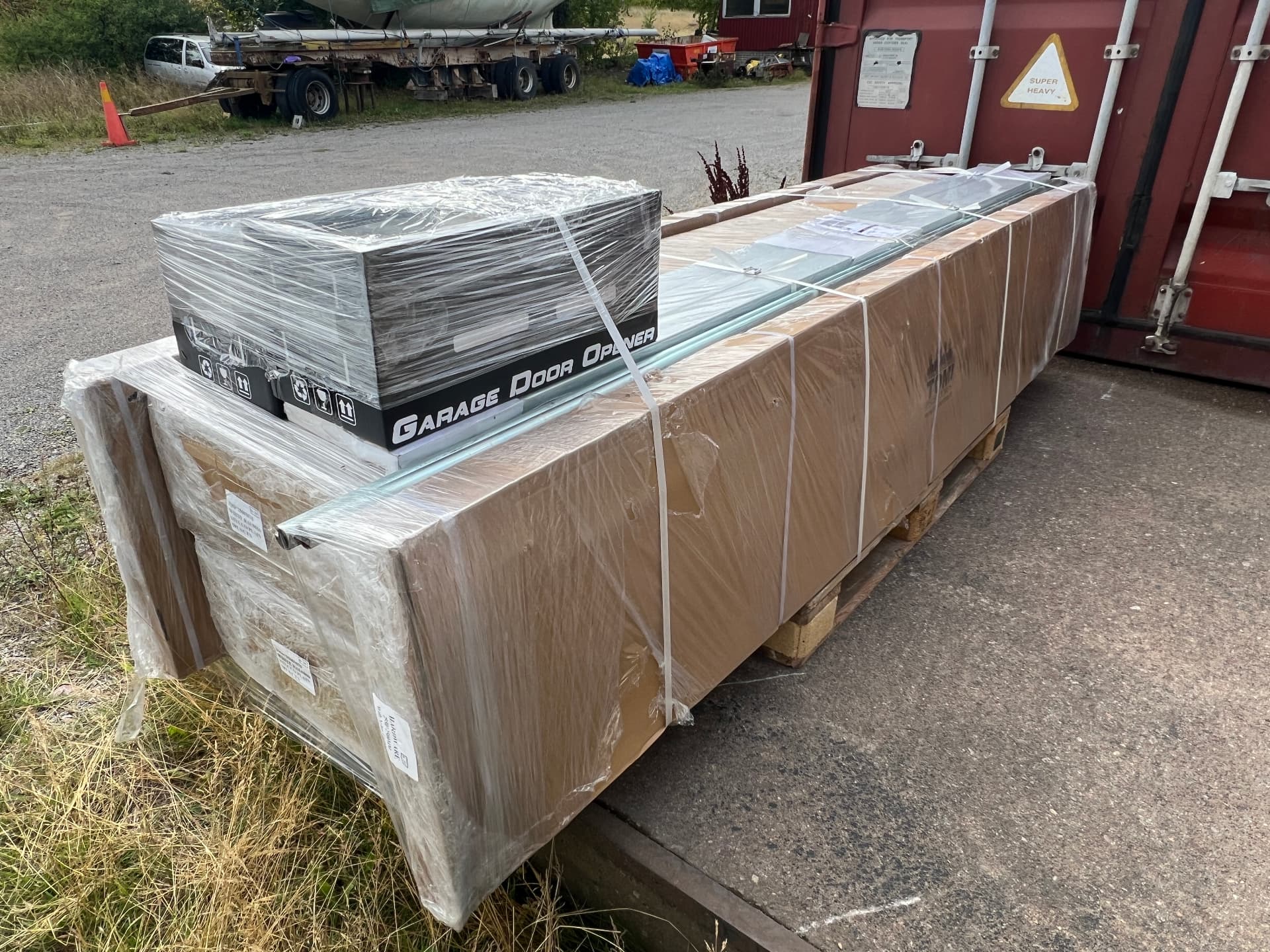 Port med skenor och portmotor packad för transport