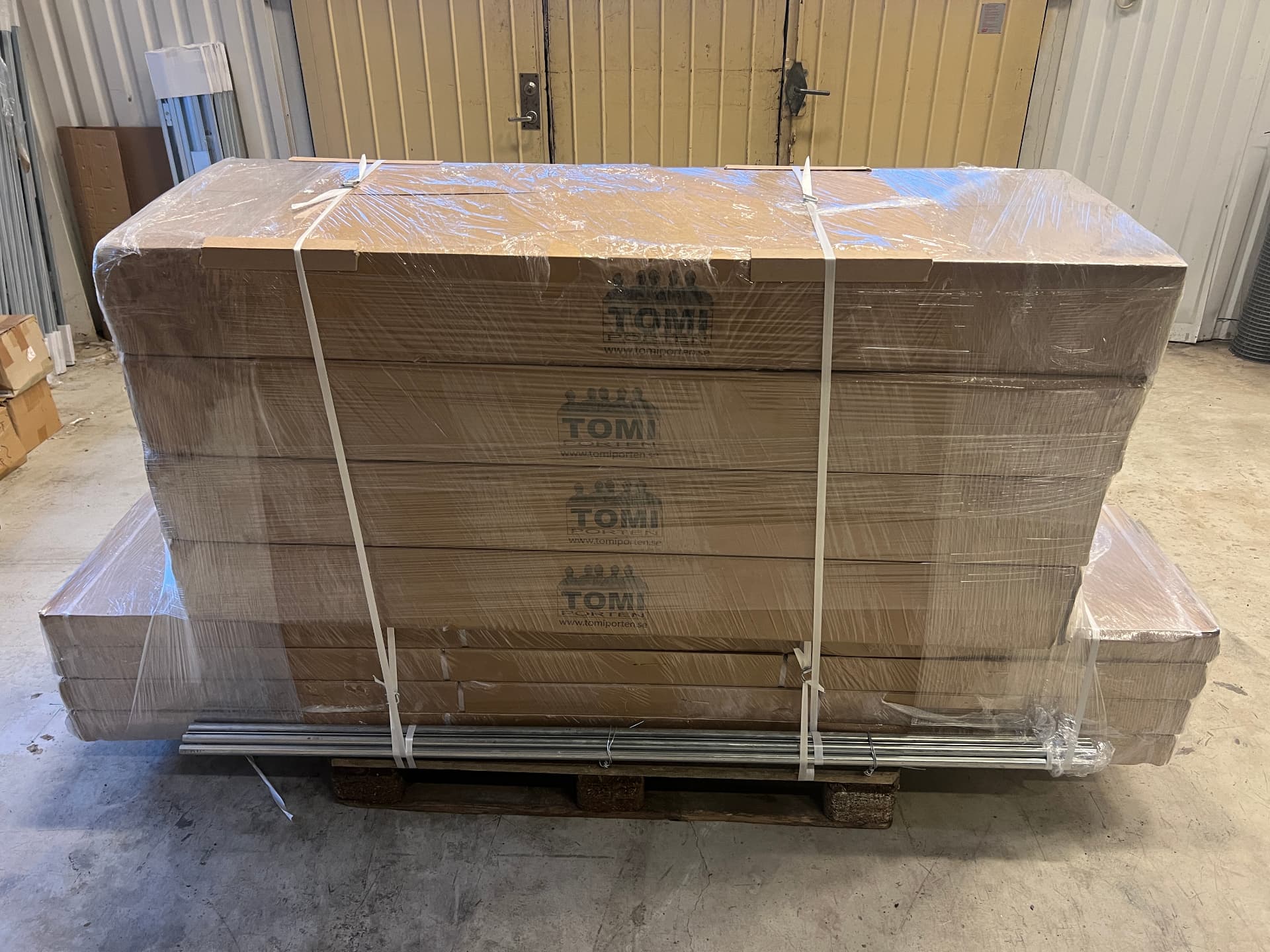 Portar packade på pall i lagret i Knivsta